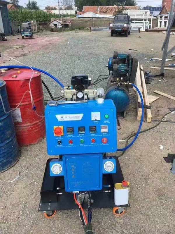 聚氨酯噴涂機(jī)多少錢一臺(tái)貴不貴?(圖1) 聚氨酯噴涂機(jī)在內(nèi)蒙扎蘭屯移動(dòng)房噴涂